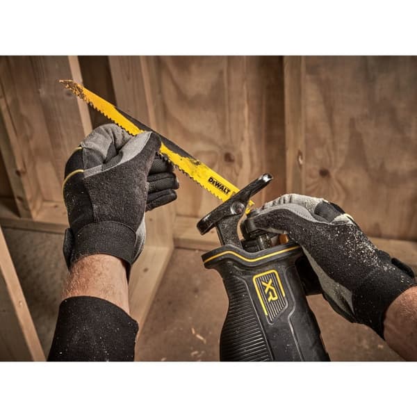 DEWALT 18 V:n DCS382N puukkosaha