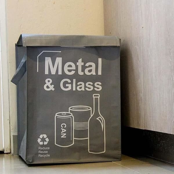 Set med 3 ekologiska återvinningspåsar - Kapacitet 50 liter - Sortering av plast, glas, papper - Modern stil och färger