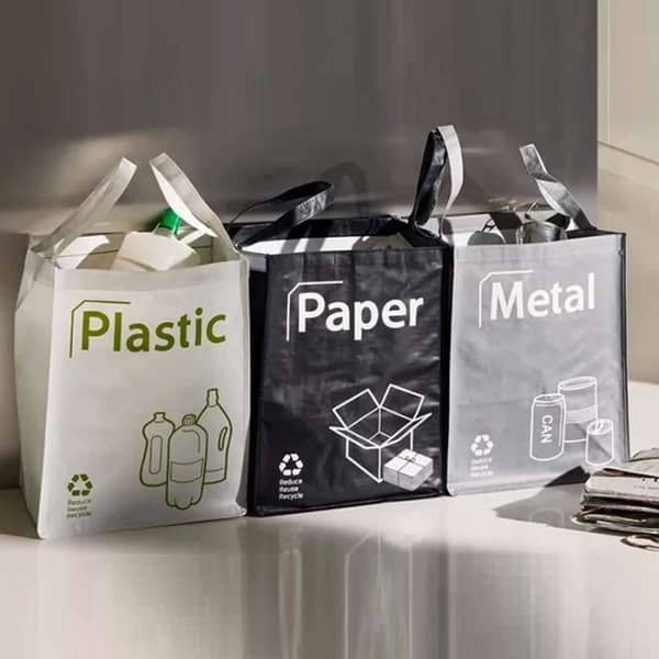 Set med 3 ekologiska återvinningspåsar - Kapacitet 50 liter - Sortering av plast, glas, papper - Modern stil och färger