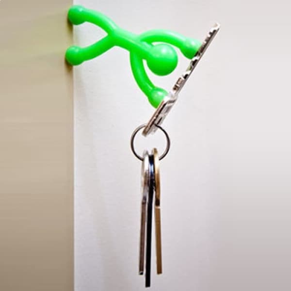 2 flexibla figurer med magnetiska lemmar för en slumpmässig färgnyckel * Mått på en figur: 5,5 x 6 cm * Händer och fötter...
