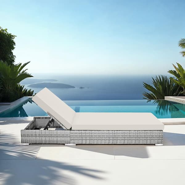 Sæt med liggestole + bord i polyrattan/aluminium - lysegrå