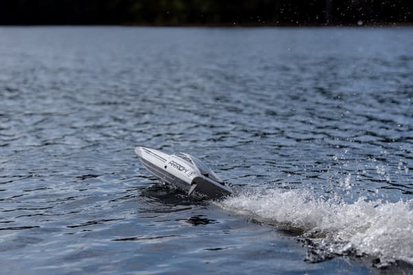 UDI Arrow RC Boat - Vit 2.4 GHz