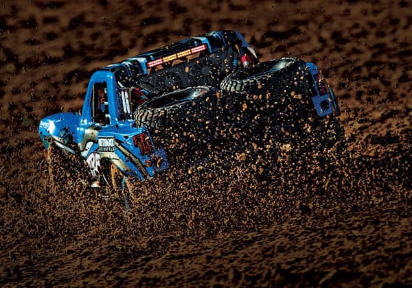 Traxxas Unlimited Desert Racer 4WD Blue LED -RTR