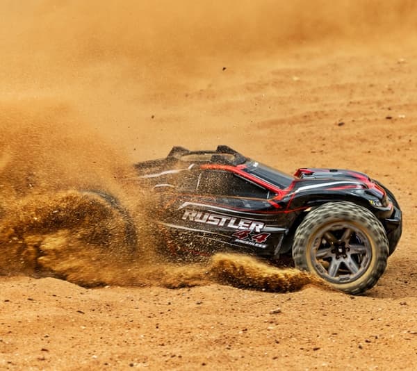 Traxxas Rustler 4x4 BL-2S RTR TQ Rød