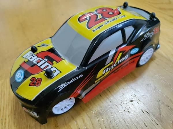 16cm Radiostyrd bil med belysning . Fr 3år