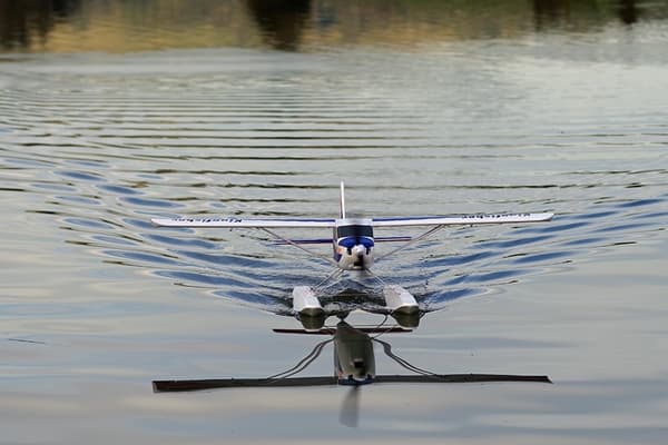 FMS Kingfisher 1400mm m/Skid/Flytare - Gyro V3 PNP
