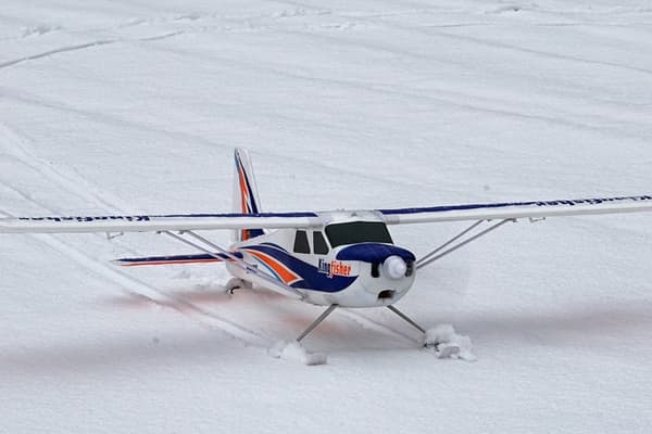 FMS Kingfisher 1400mm m/Skid/Flytare - Gyro V3 PNP