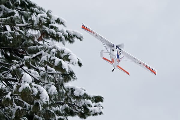FMS Kingfisher 1400mm m/Skid/Flytare - Gyro V3 PNP