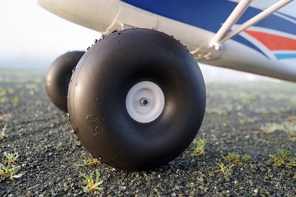 FMS Kingfisher 1400mm m/Skid/Flytare - Gyro V3 PNP