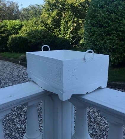 Stor kasse med fine detaljer