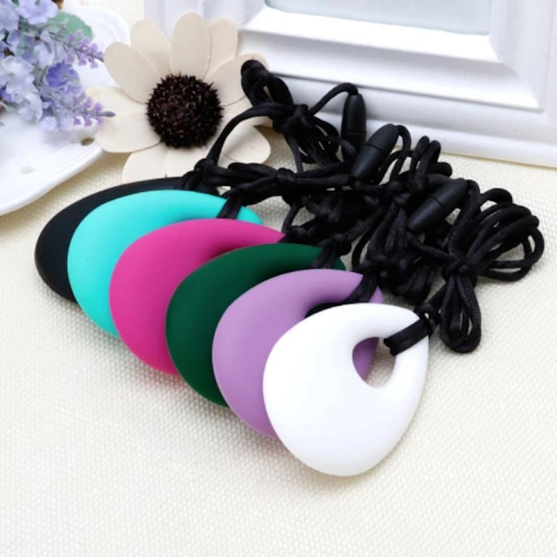 Halsband med tuggberlock, oval