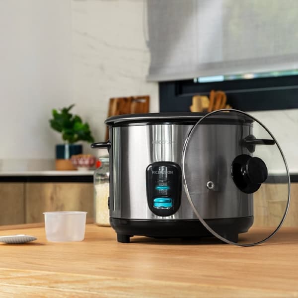 Cecotec 1.8-litre capacity rice cooker, 700 W power and stainless-steel body.