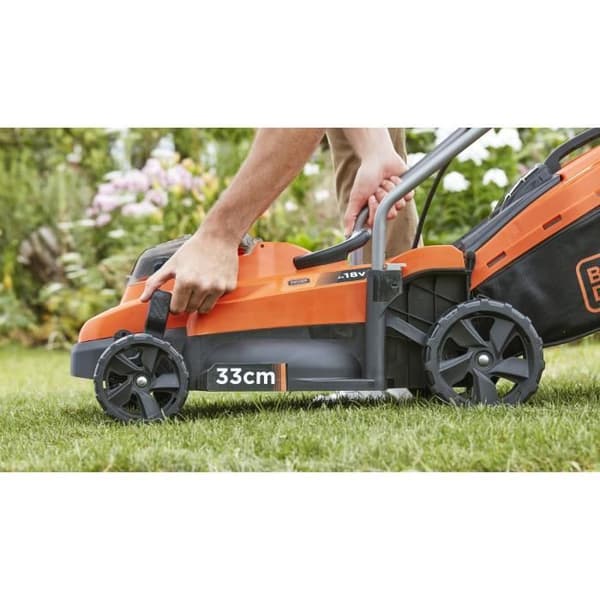BLACK &amp; DECKER 18V LITHIUM Trådlös gräsklippare 33 cm - 2,5 Ah - 2 batterier - 1 laddare - BCMW3318L2-QW