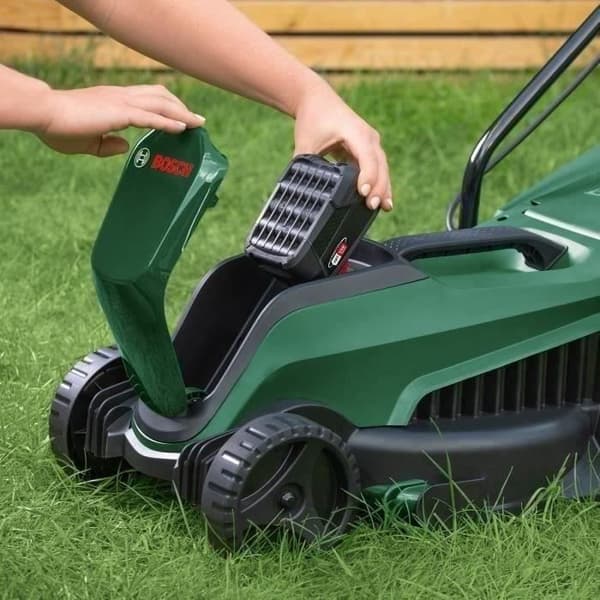 Bosch EasyMower 18 gräsklippare - med 4Ah 18V batteri - klippbredd 32 cm