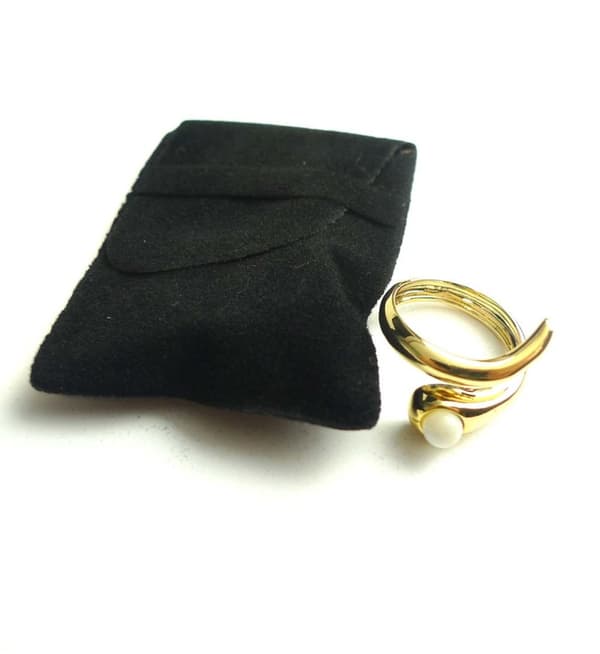 Guldpläterad ring med pärla