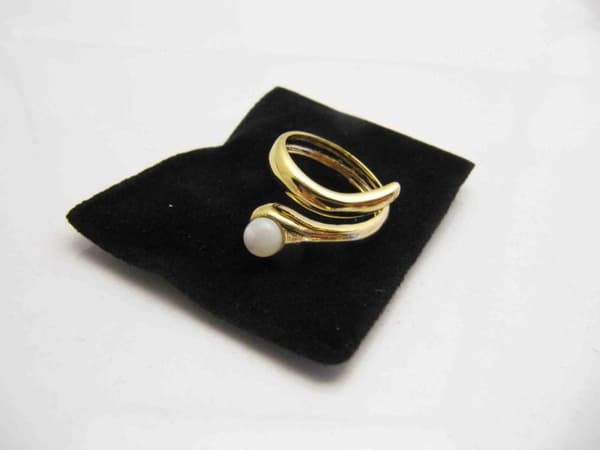 Guldpläterad ring med pärla