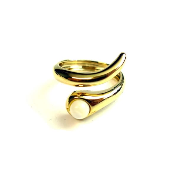 Guldpläterad ring med pärla