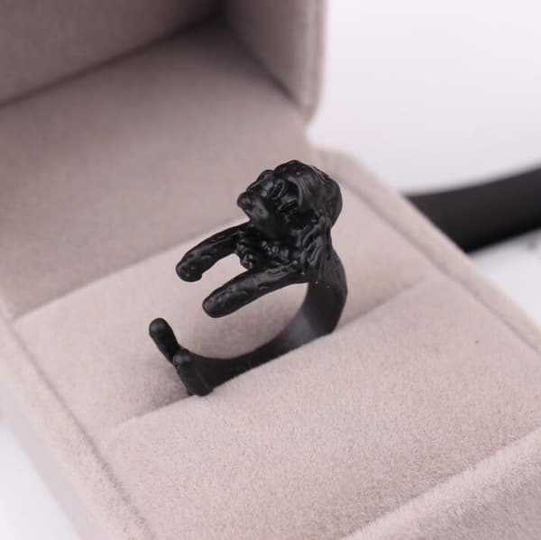 Ring med hund, der krammer fingerpuddel sort