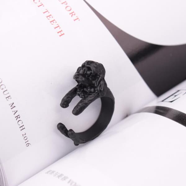 Ring med hund, der krammer fingerpuddel sort