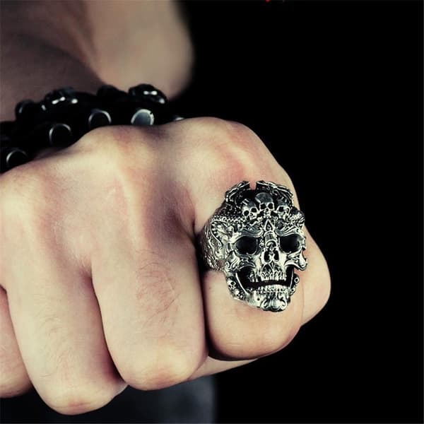 Stor tung ring med döskallar punk rock goth guld