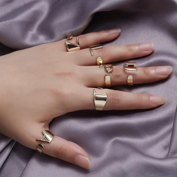 Guldpläterad ring med bokstäver minimalistisk justerbar
