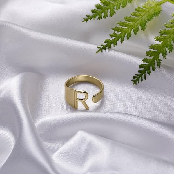 Guldpläterad ring med bokstäver minimalistisk justerbar