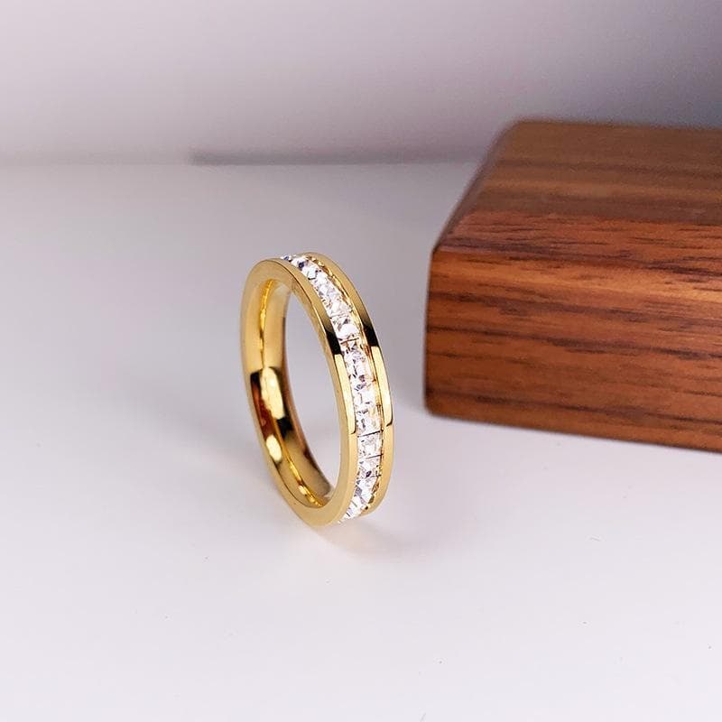 Elegant ring med diamanter i evighetsband perfekt julklapp gåva