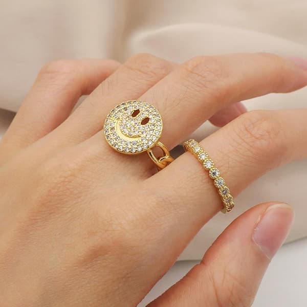 Ring på kæde med stor glad smiley med zirconia sten