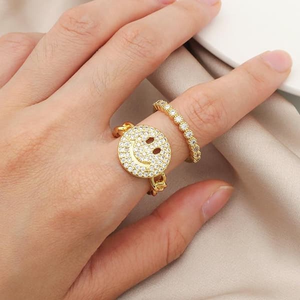 Ring på kæde med stor glad smiley med zirconia sten