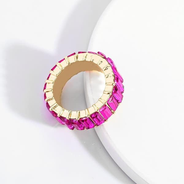 Vacker ring med rektangulära kristaller strass guld &amp; färg