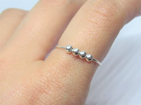 INF Justerbar antistressring med roterbare perler i platinagull