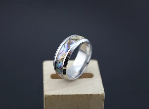 Guldpläterad ring med pärlemor till män unik speciell design