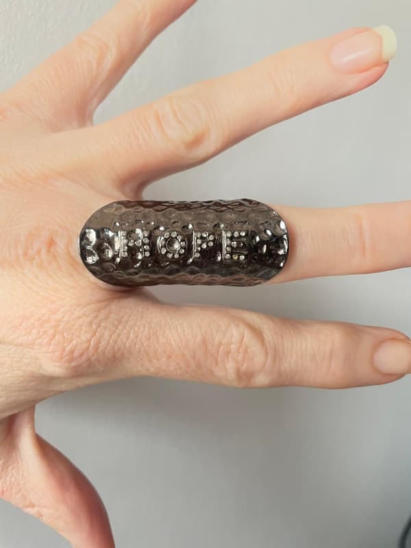 Oversize Oxiderat Silver Ring med Stenar & Text - HOPE -Stl 18,5