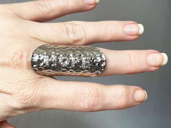 Oversize Silver Ring med Vita Stenar & Text - HOPE - Stl 18,5