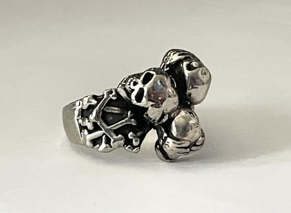Cool Silver Ring med 3 st Döskallar & Benknotor - Stl 21,5