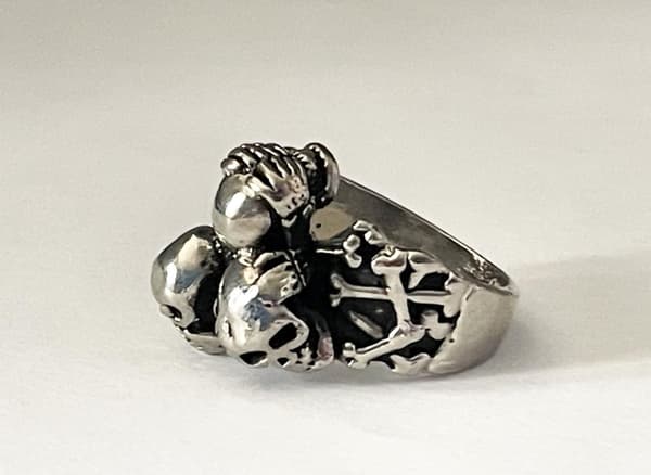 Cool Silver Ring med 3 st Döskallar & Benknotor - Stl 21,5