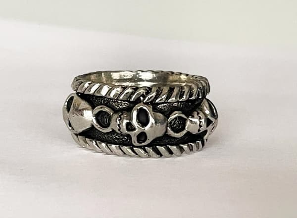 Cool Silver Ring med flera Döskallar / Dödskallar - Stl 20