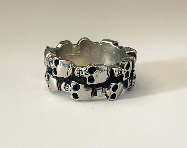 Cool Silver Ring med Döskallar / Dödskallar i 2 Rader - Stl 20,5