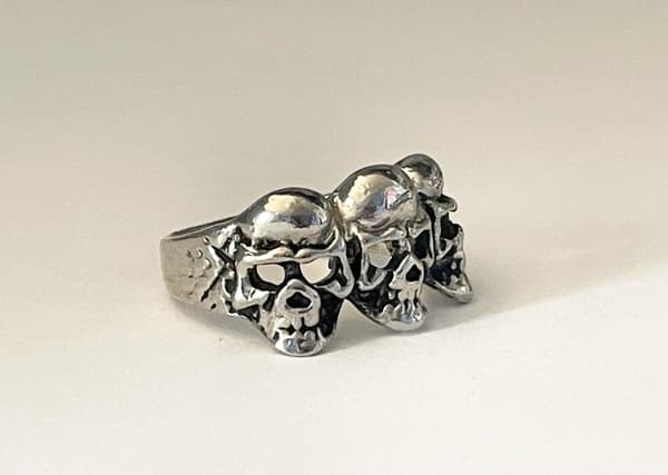 Cool Silver Ring med 3 st Döskallar / Dödskallar - Stl 20,5