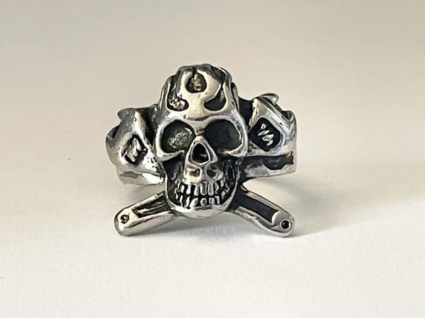 Cool Silver Ring med en Döskalle / Dödskalle - Stl 21,5