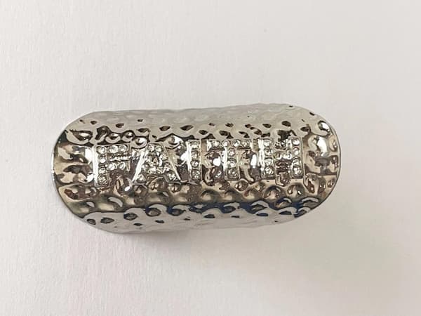 Oversize Silver Ring med Vita Stenar & Text - FAITH - Stl 18,3