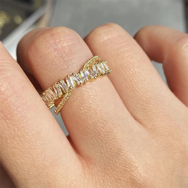 Guld Ring i Stål med Vita Kristaller - Guldpläterad - Justerbar