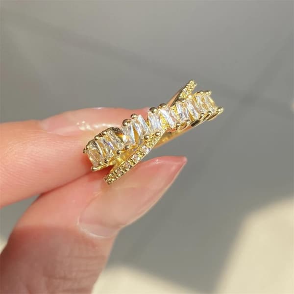Guld Ring i Stål med Vita Kristaller - Guldpläterad - Justerbar