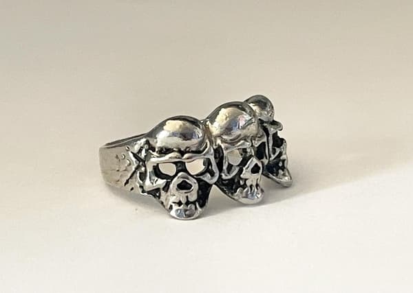 Cool Silver Ring med 3 st Döskallar / Dödskallar - Stl 21,5