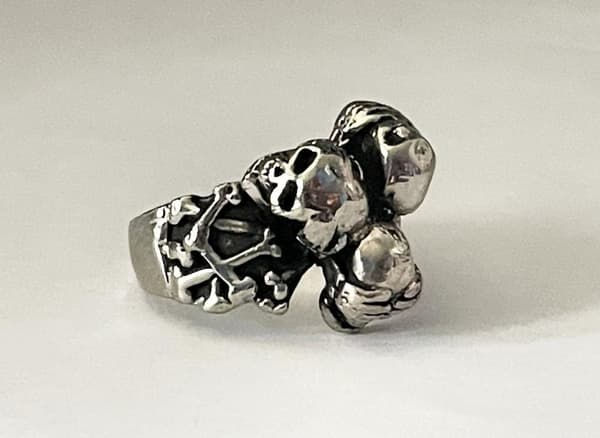 Cool Silver Ring med 3 st Döskallar & Benknotor - Stl 19,5