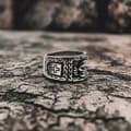 Miniatyrbilde 2 av 5: Skull and Cross Ring i rustfritt stål med kjededetaljer