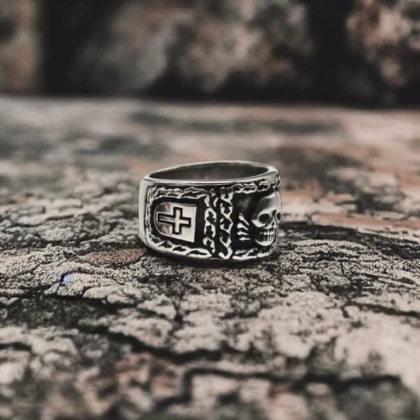 Skull and Cross Ring i rustfritt stål med kjededetaljer