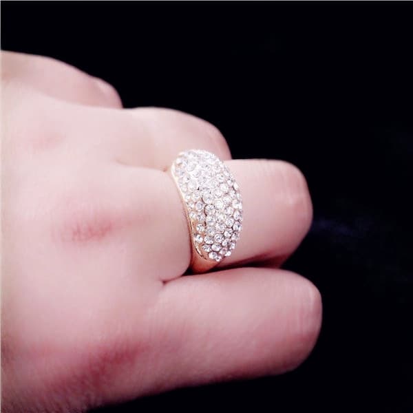 Ring med många glittriga Kristaller i Guld Färg - Stl 18
