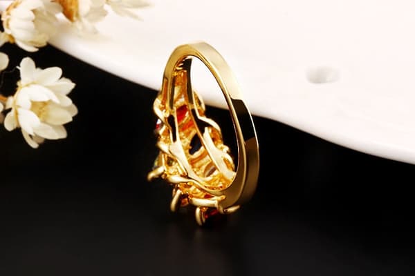 Guldfärgad Ring med kristaller i olika färger - Stl 18,95