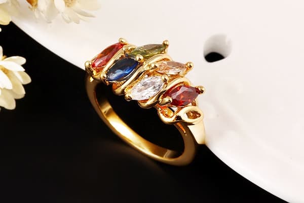 Guldfärgad Ring med kristaller i olika färger - Stl 18,95